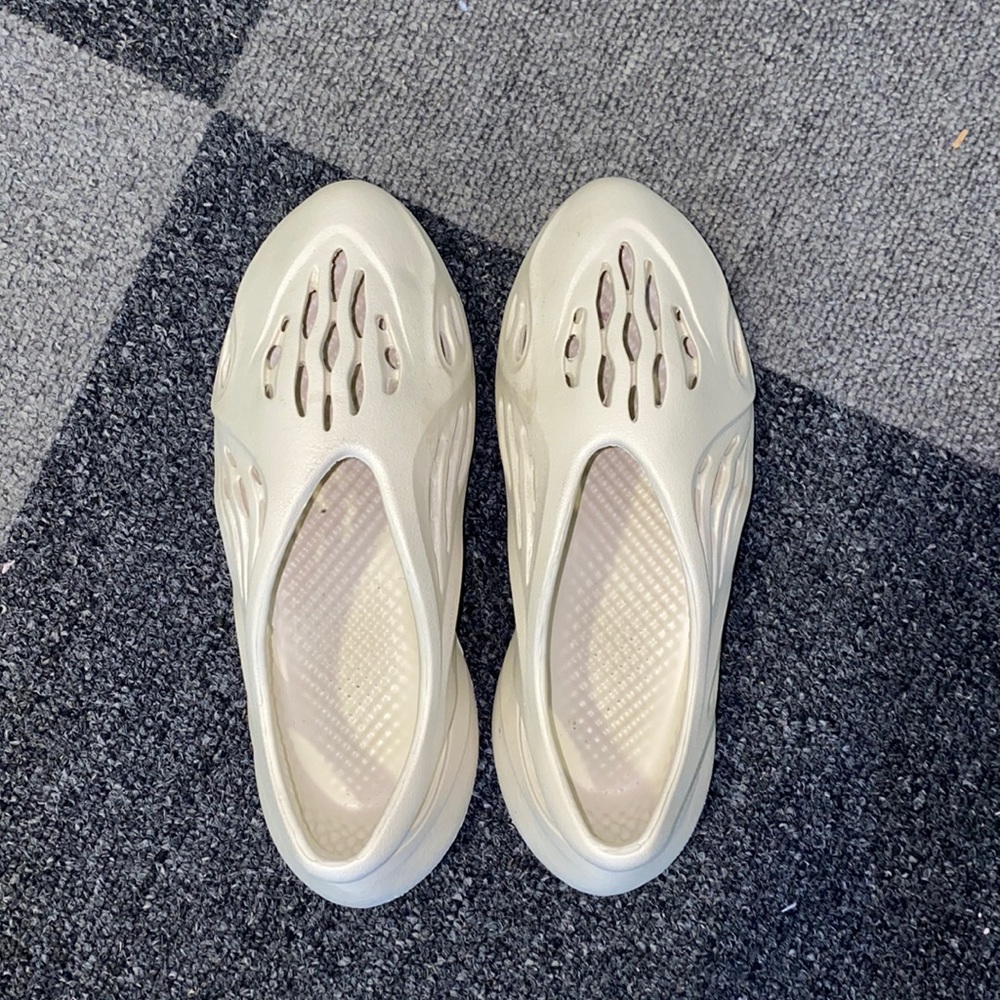 yeezy sand foam runners,lightly worn-kids 4, W 6